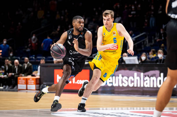 黄蜂险胜国 黄蜂险胜国