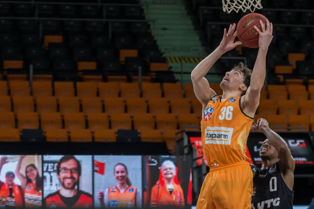 在高度竞争 在高度竞争