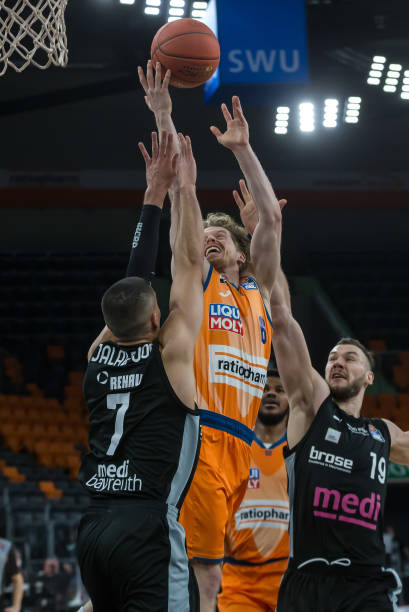 本赛季中途换帅球队场均积分变化：曼联提升0.36分，米兰下降.